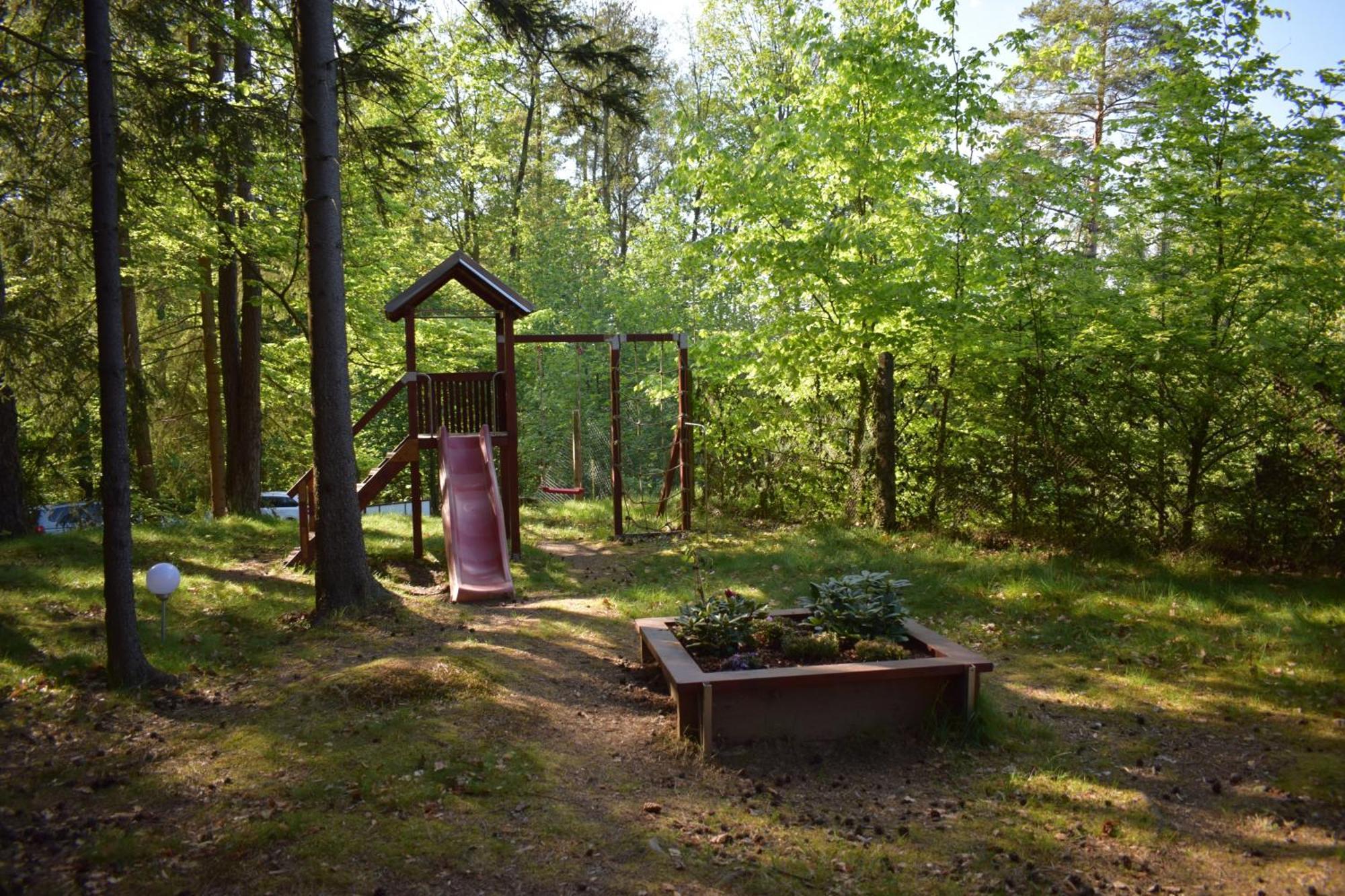 Hotel Treehouse U Rybnika à Osecna Extérieur photo